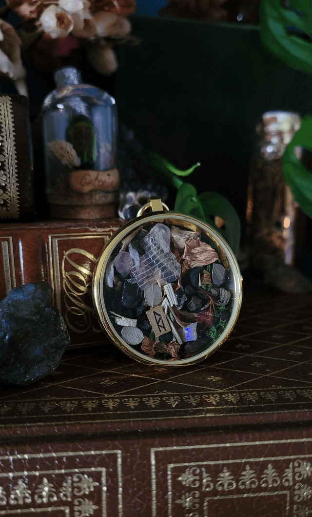 Suspension d'autel : The love Witch